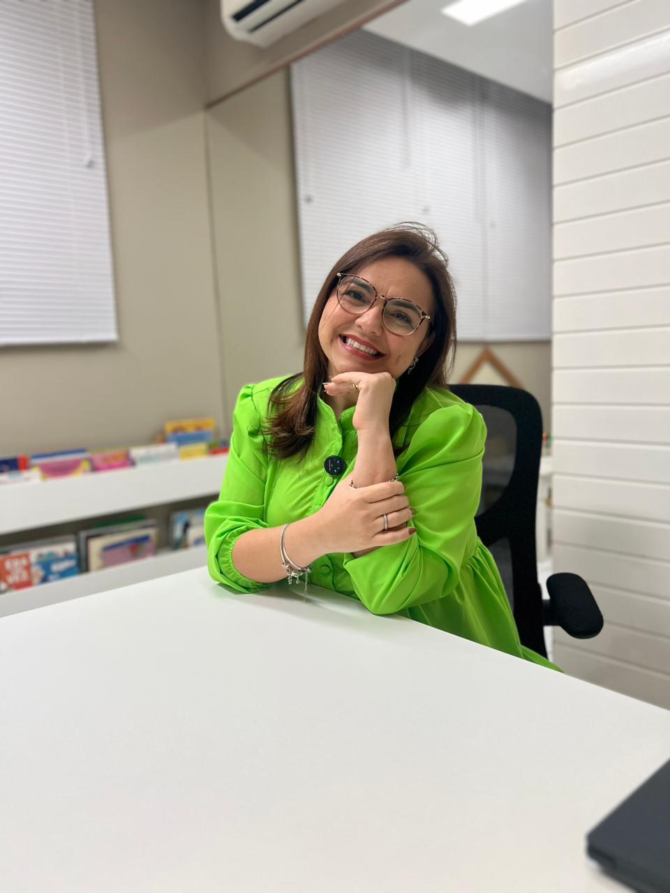 Andréa Façanha, Neuropsicopedagoga, em seu consultório